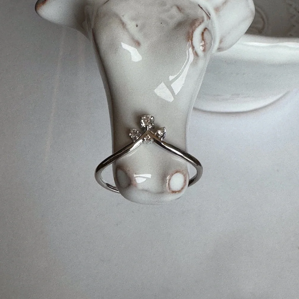 14KWG Diamond Chevron Contour V Ring